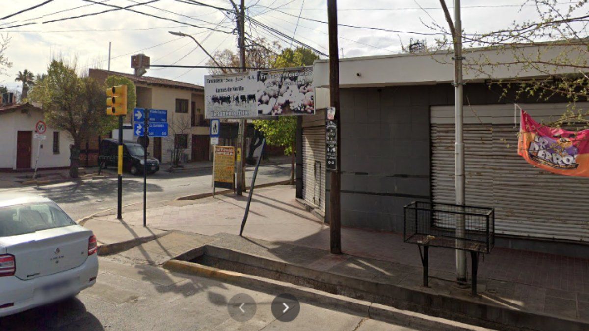 El negocio de la esquina de Gobernador González y Videla Castillo fue el escenario de un luctuoso accidente de trabajo, donde un operario perdió la vida tras caer de una escalera.