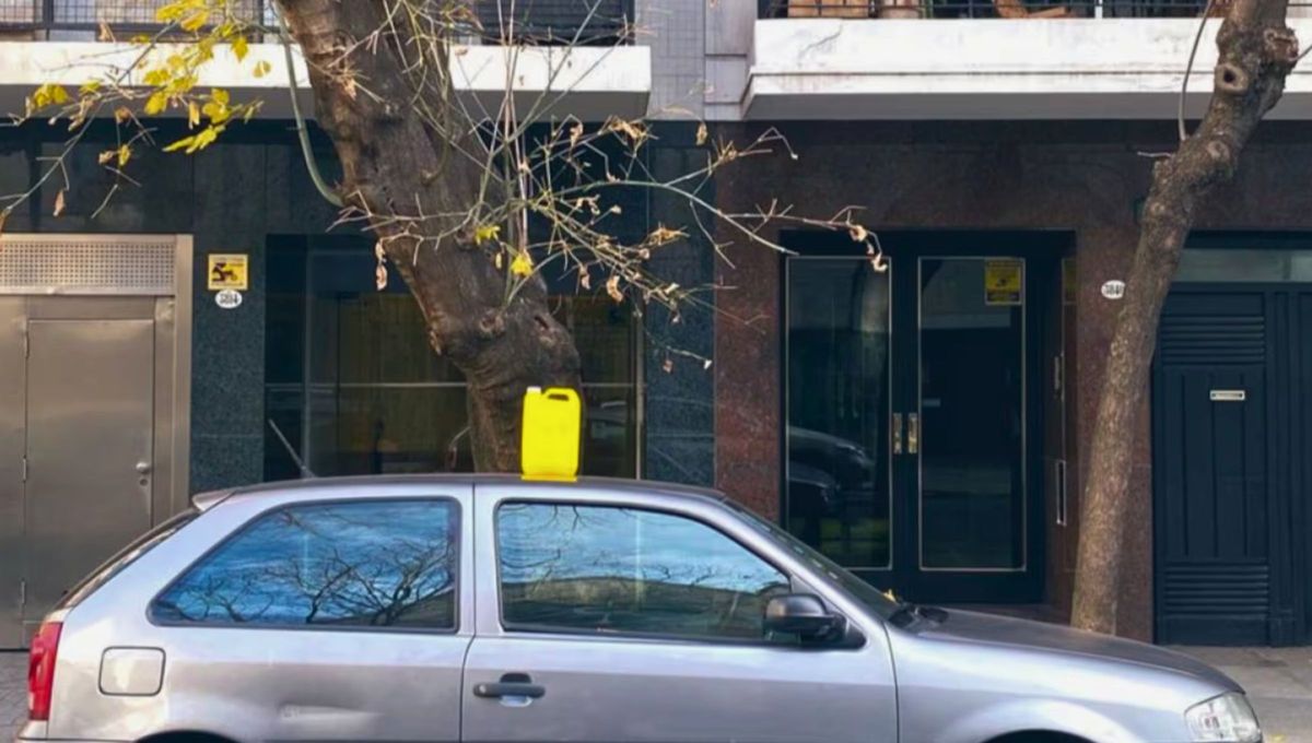 Por qué se suelen ver botellas de agua en los techos de los autos y qué significa