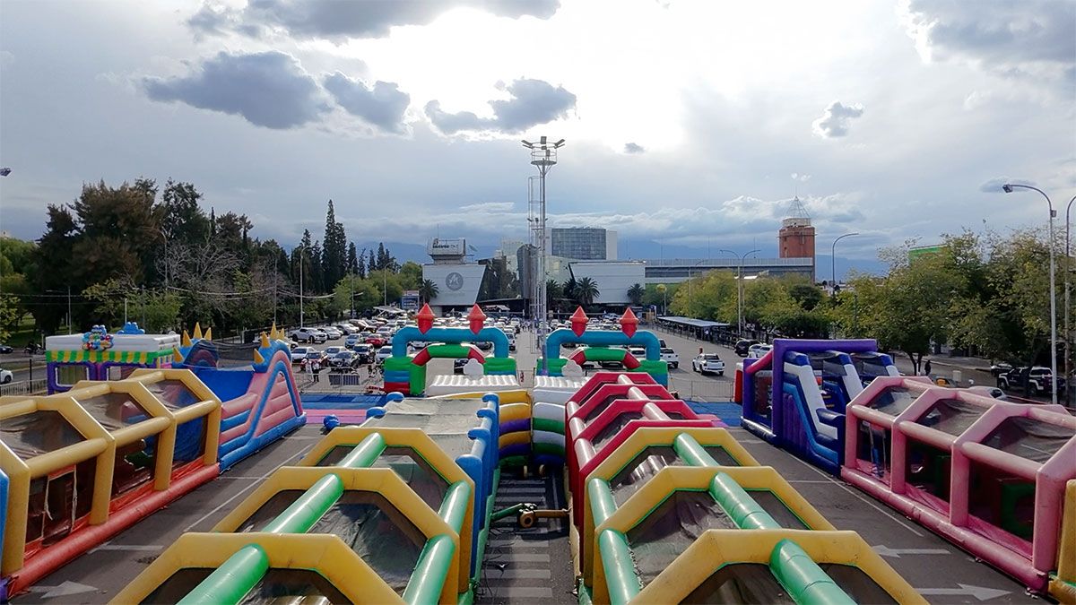 El parque inflable más grande de Latinoamérica llegó a Mendoza Shopping