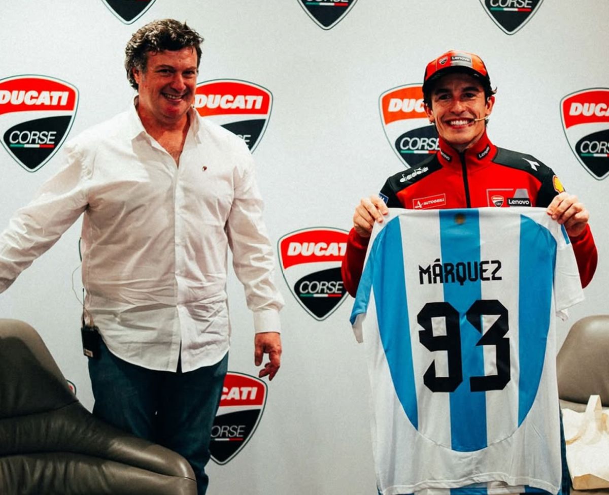 Marc M&aacute;rquez, l&iacute;der en el MotoGP, recibi&oacute; una camiseta argentina en su presentaci&oacute;n en Ducati.