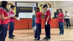 Nicol y Leonel Carrizo Manzano, los hermanos que salieron abanderados en el colegio Niños Cantores. Nicol y Leonel Carrizo Manzano, los hermanos que salieron abanderados en el colegio Niños Cantores.