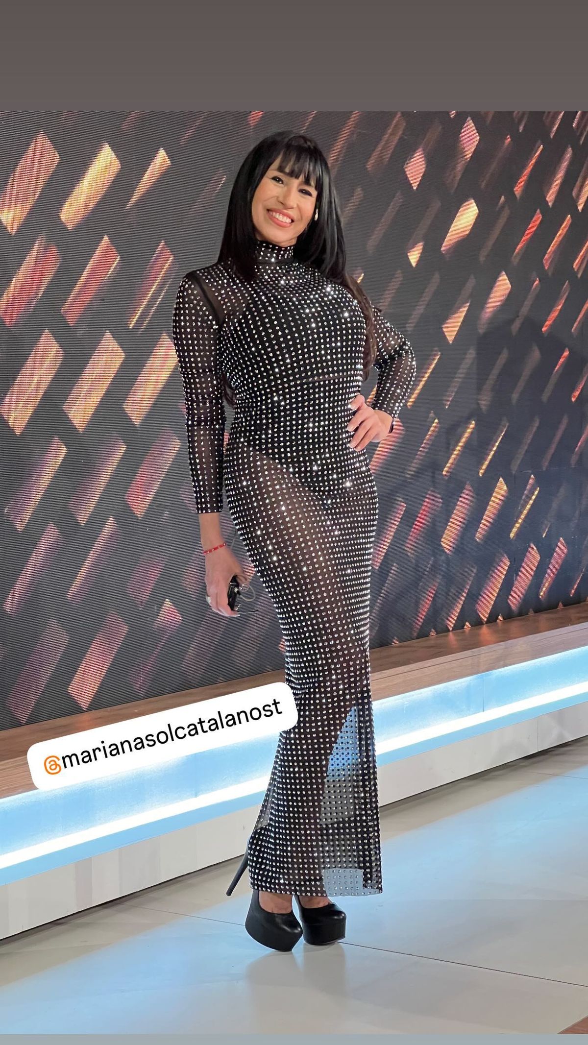  A sus 55 años, Marixa Balli se suma a las ultra transparencias en clave shiny y ceñidas.