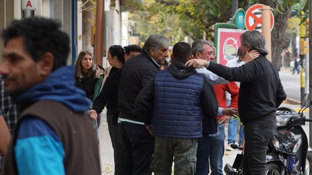 Adolfo es saludado en la puerta de la clínica tras la muerte de su hermano Alejandro Bermejo.