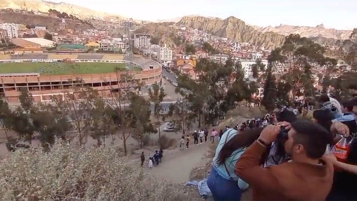 Algunos hinchas de Bolivia vieron la práctica del lunes de la Selección argentina en los cerros, mientras otros preparaban los fuegos artificiales para no dejarlos dormir por la noche.