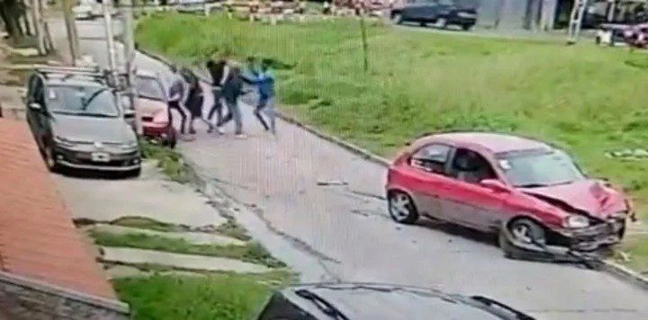 Vio que asaltaban a su suegro y embistió con el auto a los delincuentes.