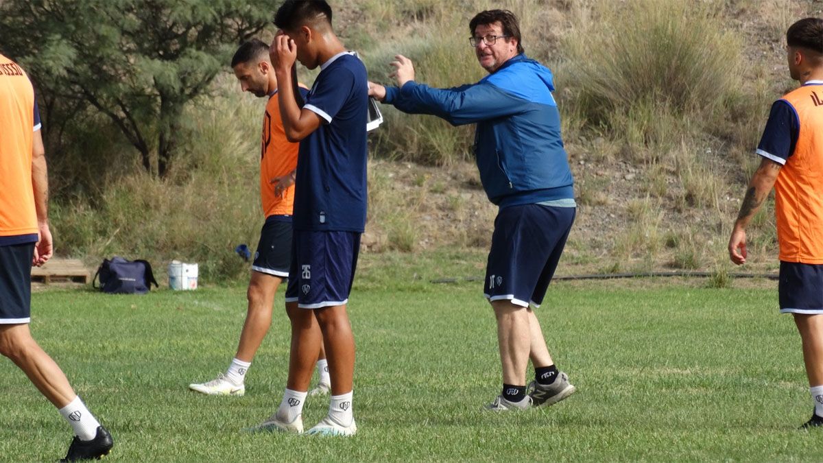 Alfredo Berti dirige la práctica de Independiente Rivadavia.