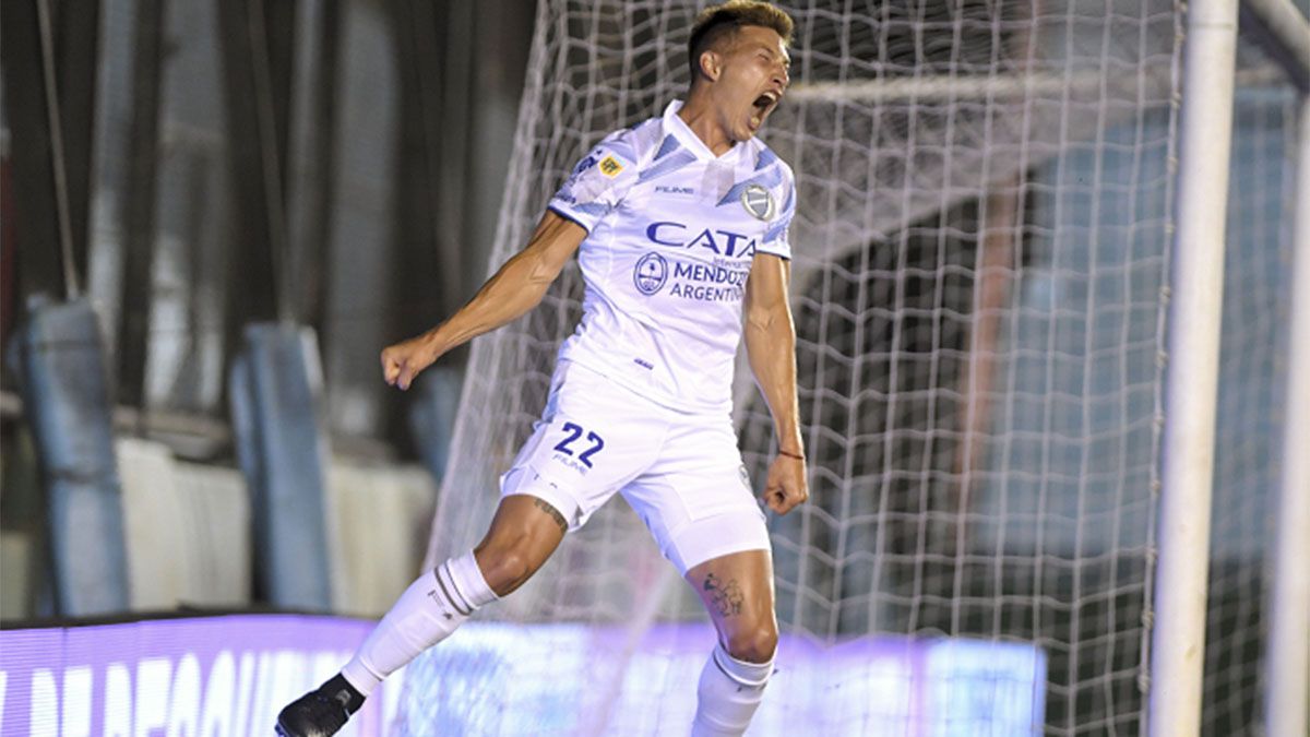 Gianluca Ferrari festejaba el primer gol de Godoy Cruz, pero después se le vino la noche.