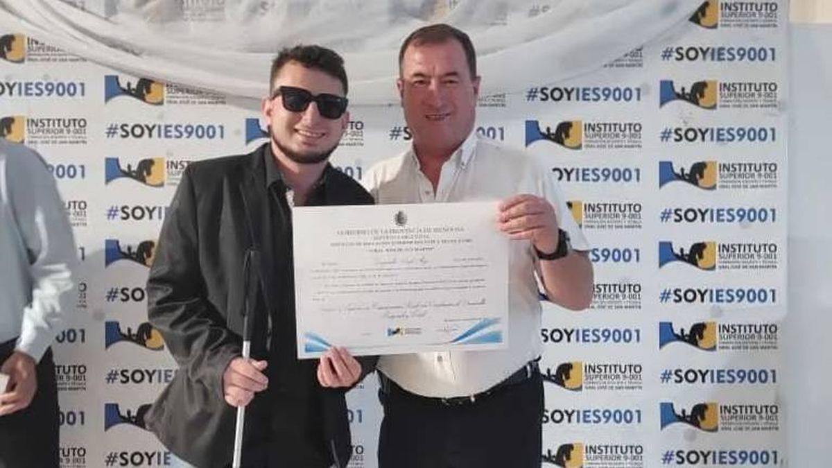 Uriel Zingariello es ciego y conduce el programa de streaming en el Este mendocino. Uriel Zingariello es ciego y conduce el programa de streaming en el Este mendocino.