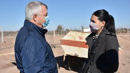 El empresario Carlos Tassaroli, dueño del parque solar Helios, junto a la intendenta de Santa Rosa, Flor Destéfanis.