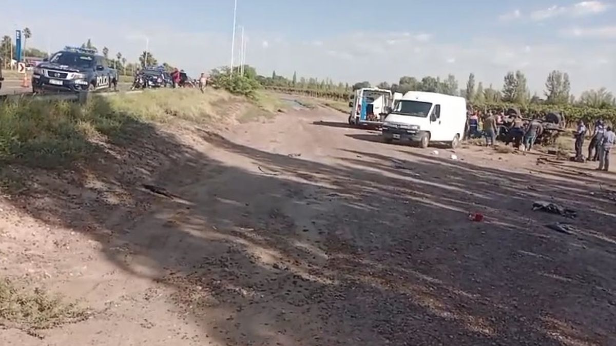 El accidente dejó consternada a muchísima gente que conocía a la familia Gómez. El accidente dejó consternada a muchísima gente que conocía a la familia Gómez.