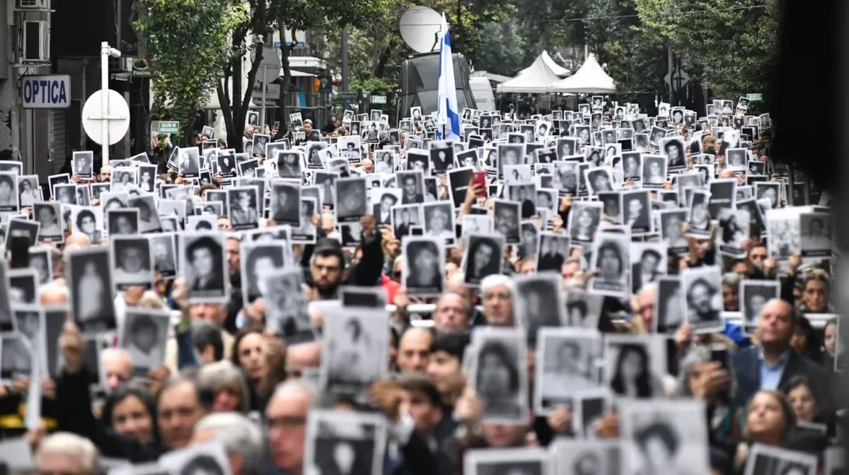 A 32 años del atentado contra la AMIA, la comunidad renovó su pedido de justicia en el acto central A 32 años del atentado contra la AMIA, la comunidad renovó su pedido de justicia en el acto central