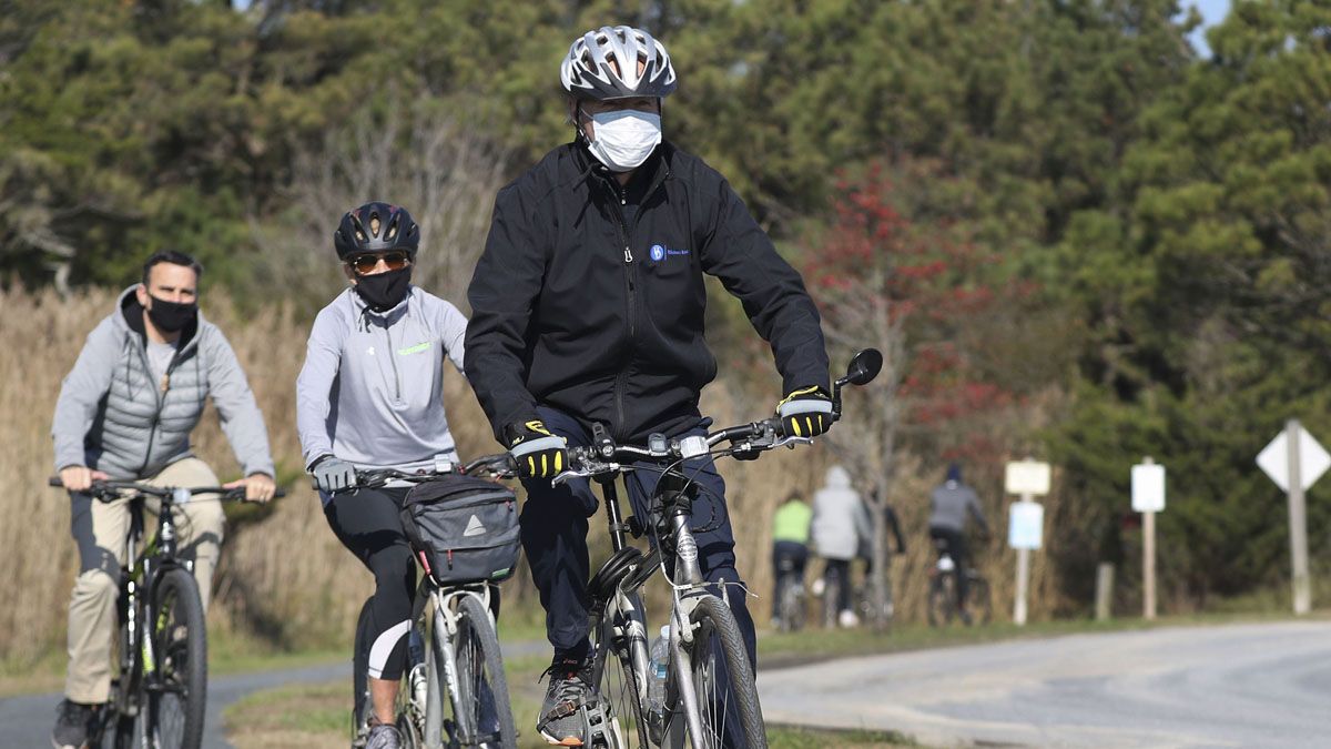 El electo Joe Biden salió a andar en bicicleta en cercanías de su casa de invierno.