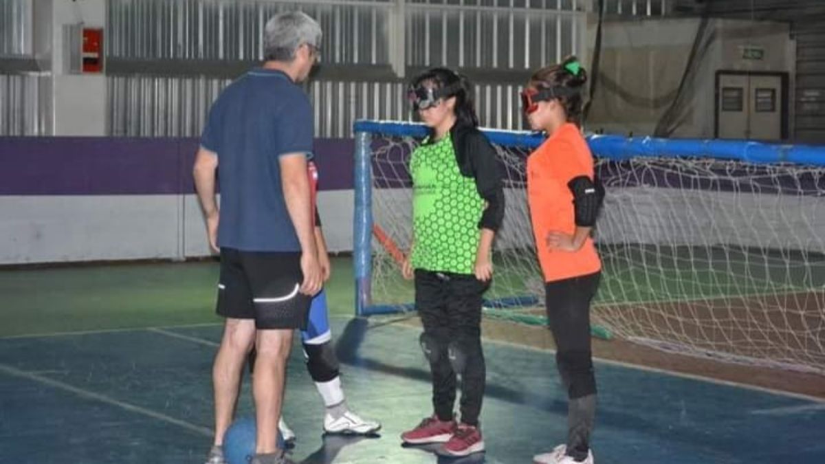 Facundo dándole instrucciones a dos de sus jugadoras del equipo godoycruceño de Goalball y que integrarán el seleccionado argentino de la disciplina.