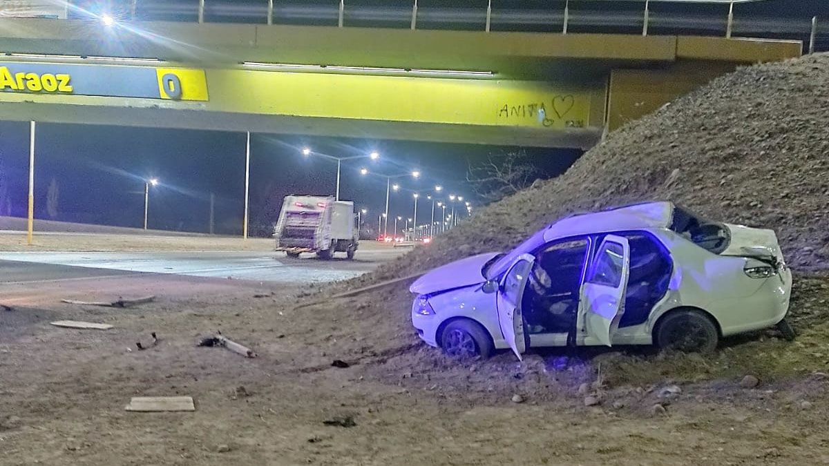 Así quedó el auto que volcó en el Acceso Sur, en Luján de Cuyo.