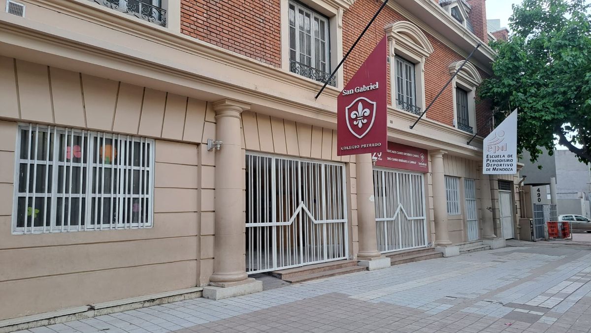 El colegio privado San Gabriel tuvo que suspender las clases para este lunes debido a la interrupción del servicio de agua potable en la zona. El colegio privado San Gabriel tuvo que suspender las clases para este lunes debido a la interrupción del servicio de agua potable en la zona.