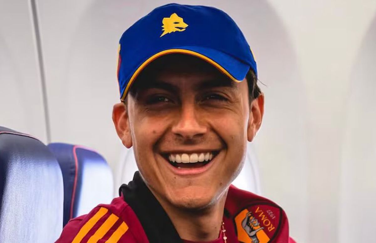 Dybala con una gorra de la Roma, pero con los colores de Boca.