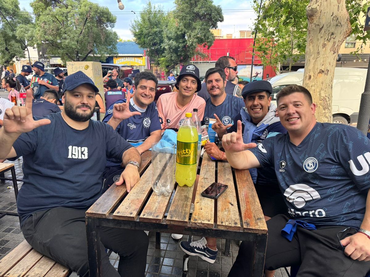 ¡La fiesta del campeón! Los hinchas de Independiente Rivadavia festejaron su primera estrella