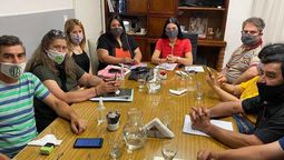 Flor Destéfanis durante la reunión con representantes de empleados municipales.