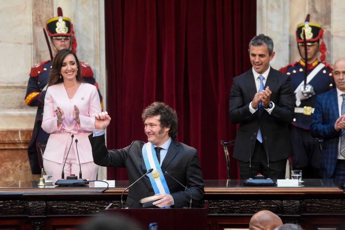 Para la encuestadora, la crisis interna entre Milei y Villarruel y la improvisación en algunos actos de gestión hicieron mella incluso en algunos votantes entre los que bajó la aprobación de la gestión libertaria. Para la encuestadora, la crisis interna entre Milei y Villarruel y la improvisación en algunos actos de gestión hicieron mella incluso en algunos votantes entre los que bajó la aprobación de la gestión libertaria.