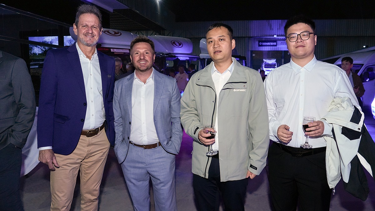 Gastón Menéndez, de Asia Trucks (segundo de izquierda a derecha), junto al presidente de Dongfeng, Marcelo Mauro, y directivos de la marca llegados desde China. Gastón Menéndez, de Asia Trucks (segundo de izquierda a derecha), junto al presidente de Dongfeng, Marcelo Mauro, y directivos de la marca llegados desde China.