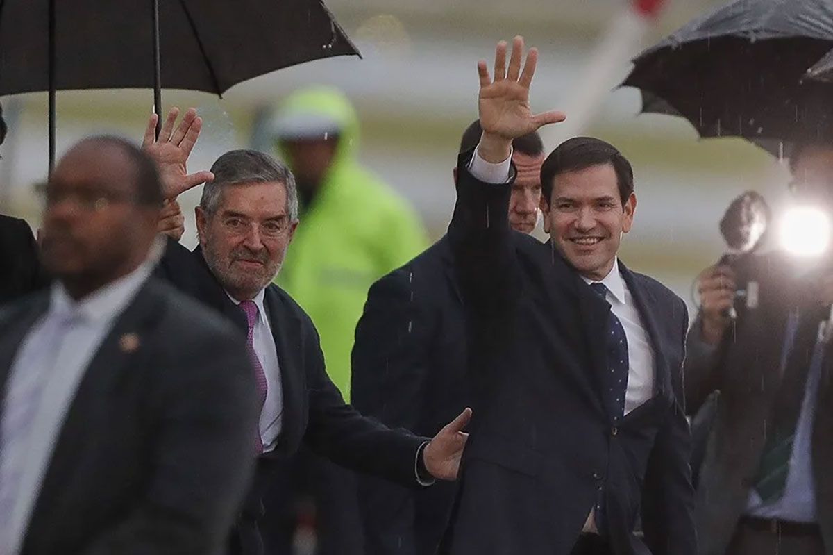 El canciller mexicano Juan Ramón de la Fuente recibió al secretario de Estado de Estados Unidos, Marco Rubio, a su llegada al aeropuerto Internacional Felipe Ángeles este martes, en Santa Lucía, México. Crédito: EFE/ Isaac Esquivel.