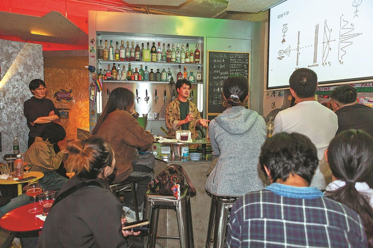 Una conferencia académica en el pub Bunker en Shanghai en noviembre. YU ZIXU / PARA CHINA DAILY