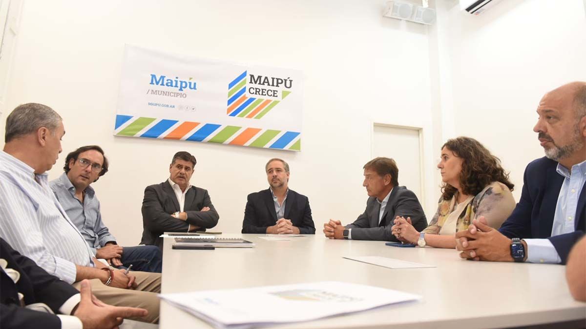 El gobernador Rodolfo Suarez durante su visita a Maipú, donde lo recibió el intendente Matías Stevanato (sentado a su lado).