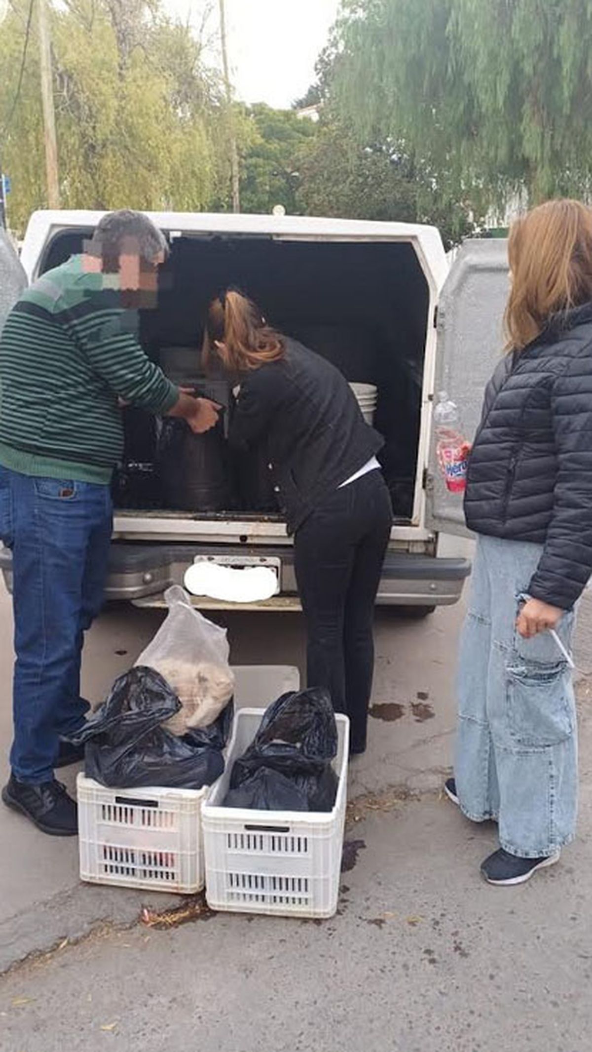 El hombre detenido llevaba en su camioneta achuras sin las medidas correspondientes en San Martín. El hombre detenido llevaba en su camioneta achuras sin las medidas correspondientes en San Martín.