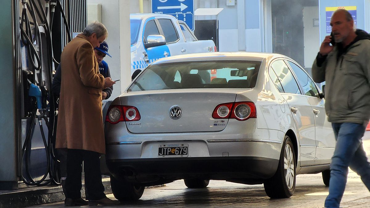 El Gobierno nacional consensuó con las principales refinerías una suba de precio, como una de las salidas para paliar la escasez de gasoil.
