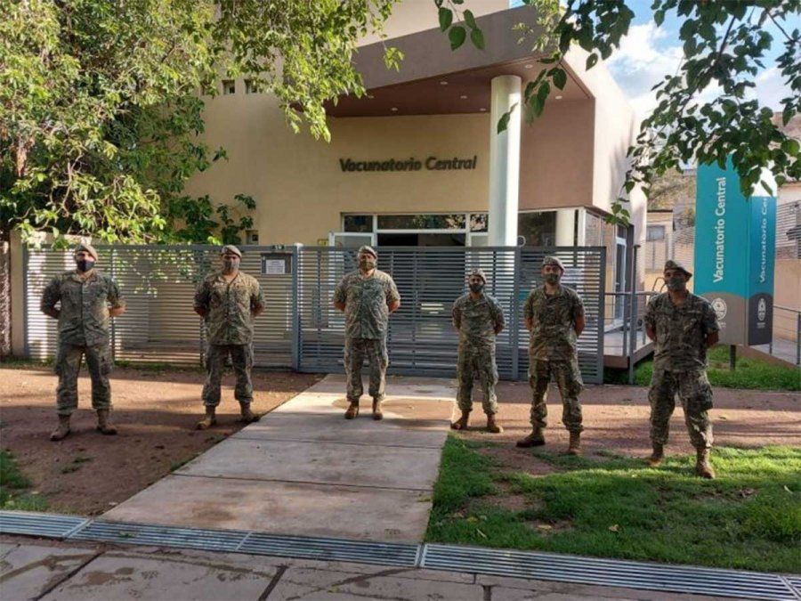 Salud, Desarrollo Social y Deportes comunicó que el martes llegaron a Mendoza 20.600 dosis de la vacuna Sputnik V. Iris Aguilar destacó el trabajo del personal del Ejército Argentino que colaboró con la logística.