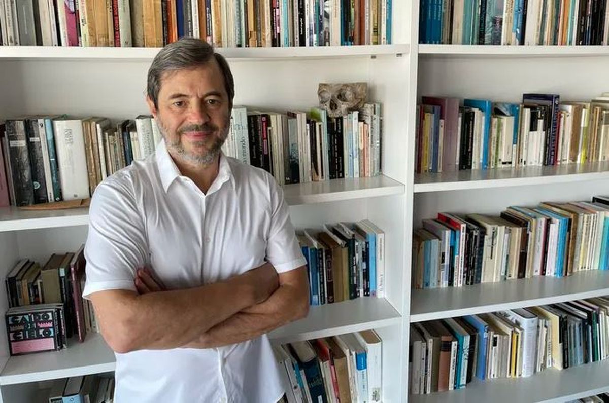 Coler entre sus libros.