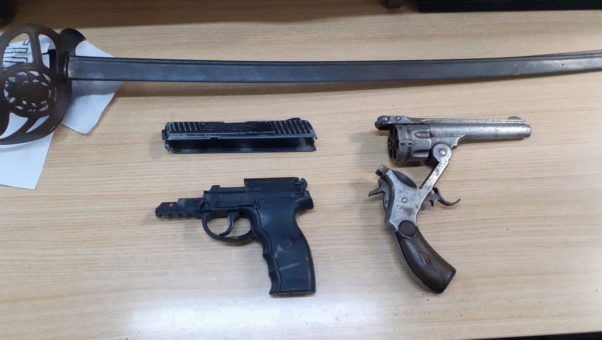 El sable recuperado junto a otros elementos secuestrados por la Policía de Investigaciones. El sable recuperado junto a otros elementos secuestrados por la Policía de Investigaciones.