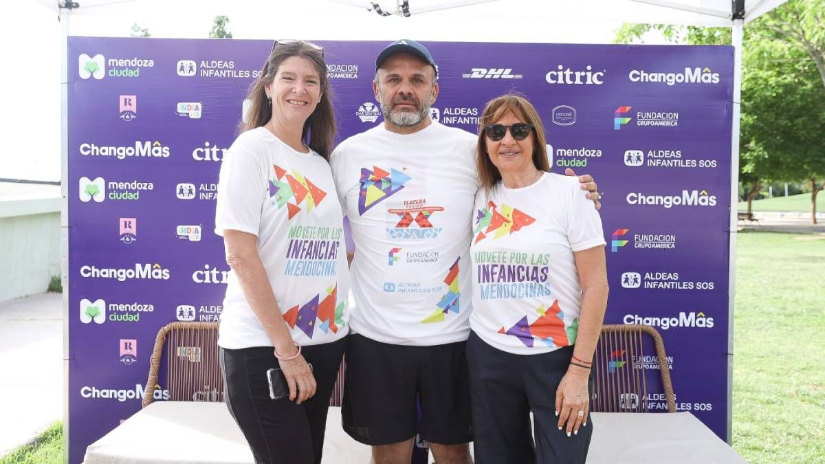 Gabriela Alé, directora de la Fundación Grupo América junto al secretario de Gobierno de Capital Pablo Espina y Alejandra Perinetti, Directora Nacional de Aldeas Infantiles SOS Argentina.