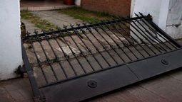 La tragedia en una casa del barrio Suárez, de Córdoba, destrozó a una familia tras la caída del portón de la casa y muerte de una nena de 4 años.