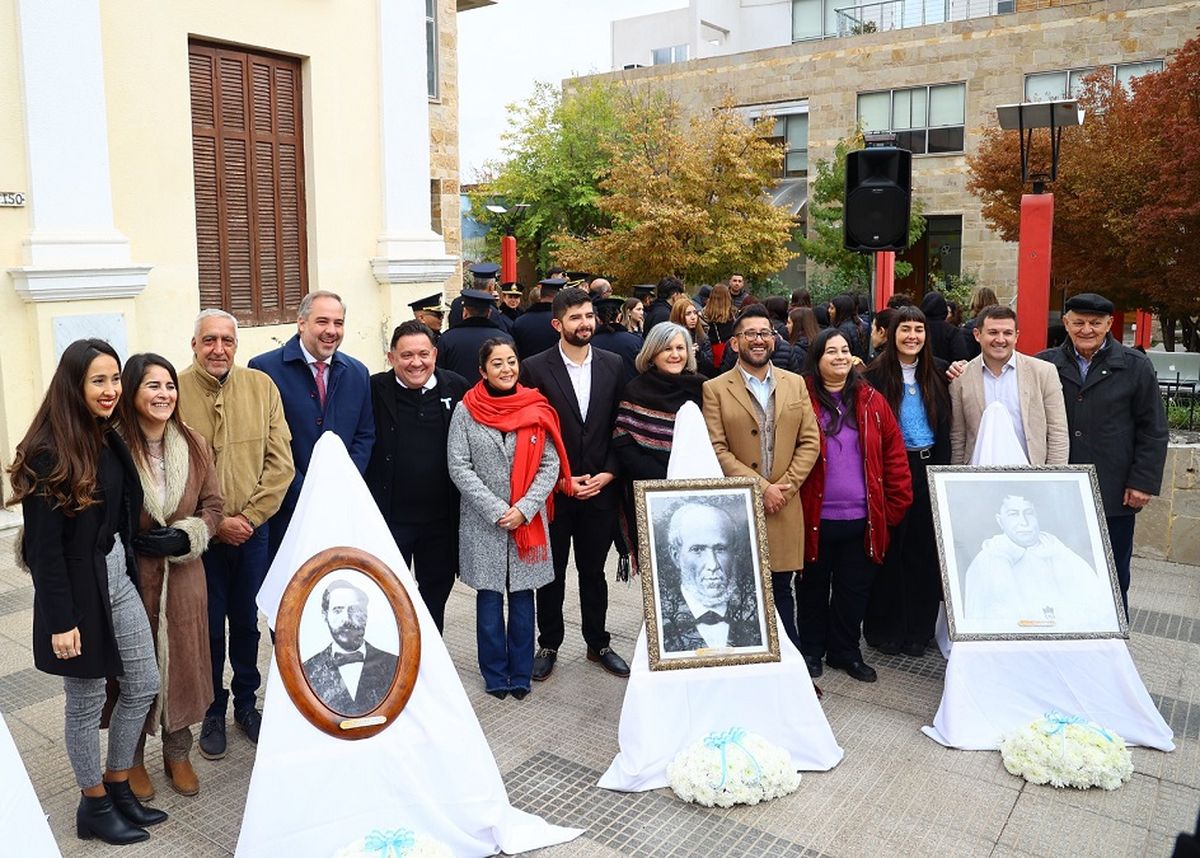 El Intendente Matías Stevanato estuvo acompañado por diferentes referentes destacados de la comunidad y que representan al sector educativo, cultural, vecinal, comercial, industrial y gubernamental. El Intendente Matías Stevanato estuvo acompañado por diferentes referentes destacados de la comunidad y que representan al sector educativo, cultural, vecinal, comercial, industrial y gubernamental.