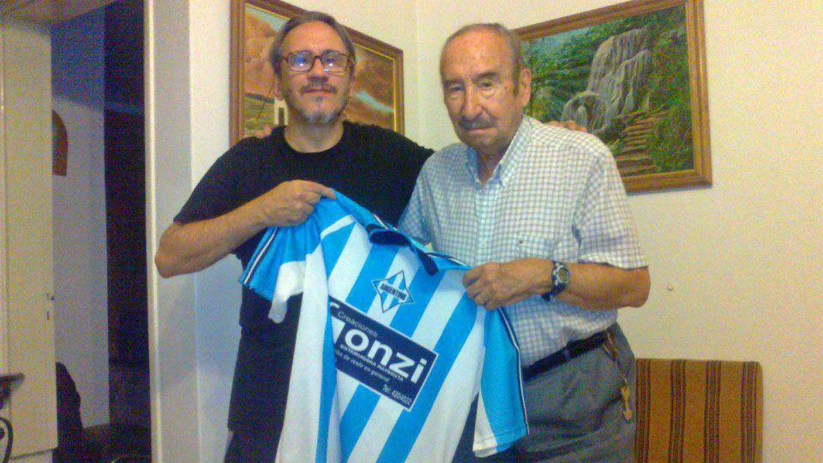 Marciano Cantero y su papá Cacho con la camiseta de Argentino.