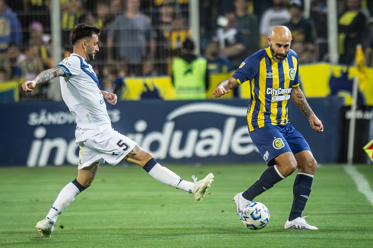 Vélez no pudo con Rosario Central y perdió un largo invicto en la Liga Profesional. Vélez no pudo con Rosario Central y perdió un largo invicto en la Liga Profesional.