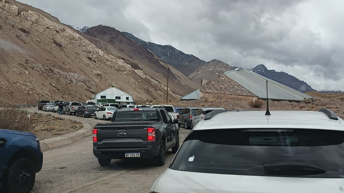 Enorme fila de autos. El regreso desde Chile se complicó en Horcones por una falla eléctrica. Foto: Miguel Pelaytay.