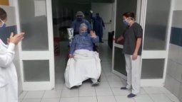 Coronavirus: la emoción de una paciente que salió de terapia intensiva y de todos los empleados del hospital Del Carmen