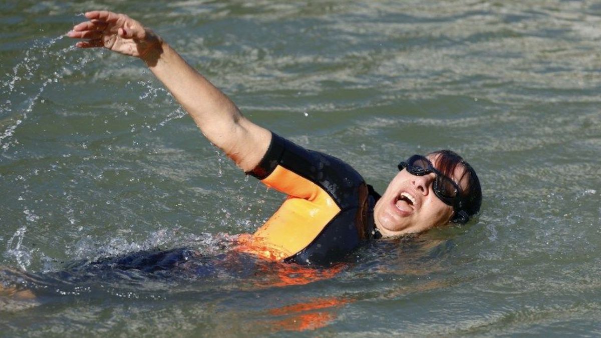 Anne Hidalgo, alcaldesa parisina, demostró dos cosas: la limpieza del agua del Sena, y sus dotes para la natación. Anne Hidalgo, alcaldesa parisina, demostró dos cosas: la limpieza del agua del Sena, y sus dotes para la natación.