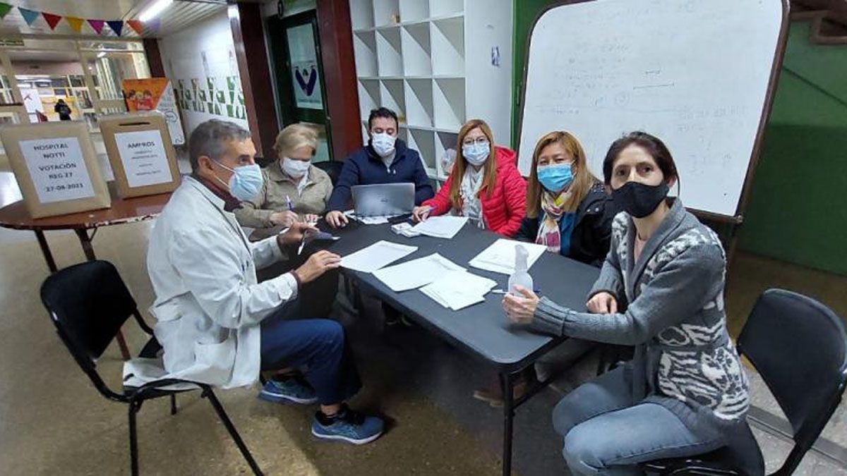 Delegados y autoridades de la Comisi&oacute;n Ejecutiva de AMPROS en el hospital Notti.