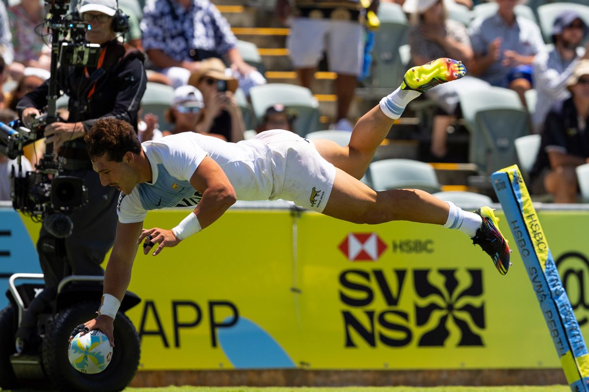 Isgró vuela para apoyar uno de los tries argentinos