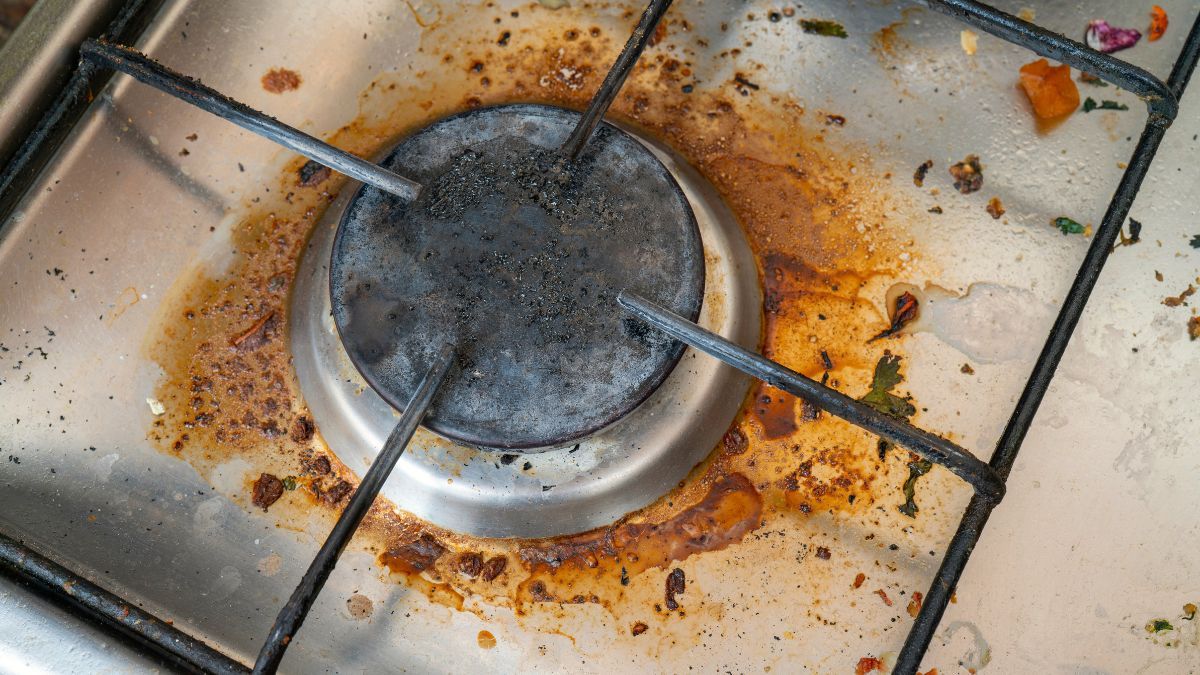 De manera efectiva y en pocos minutos elimina las manchas quemadas de las hornallas de la cocina con este truco casero. De manera efectiva y en pocos minutos elimina las manchas quemadas de las hornallas de la cocina con este truco casero.