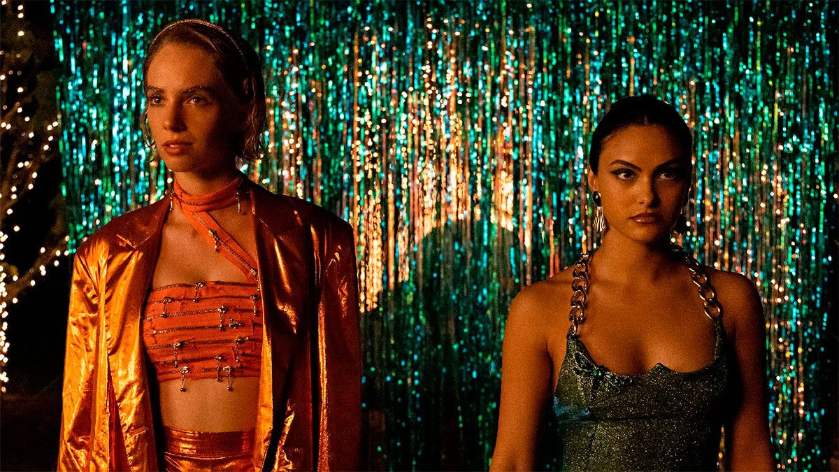 Eleanor (Maya Hawke) y Drea (Camila Mendes) se unen para vengarse de los enemigos de ambas.