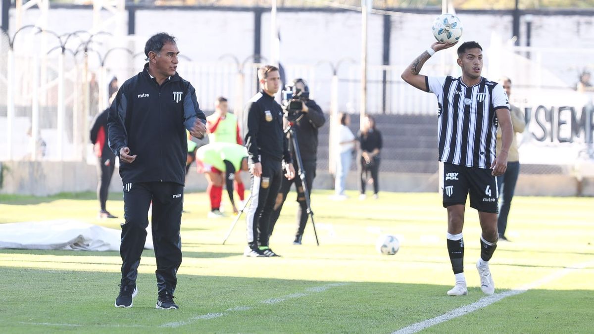 Darío Alaniz aseguró que no le cobraron un penal y un gol legítimo a Gimnasia y Esgrima. Darío Alaniz aseguró que no le cobraron un penal y un gol legítimo a Gimnasia y Esgrima.