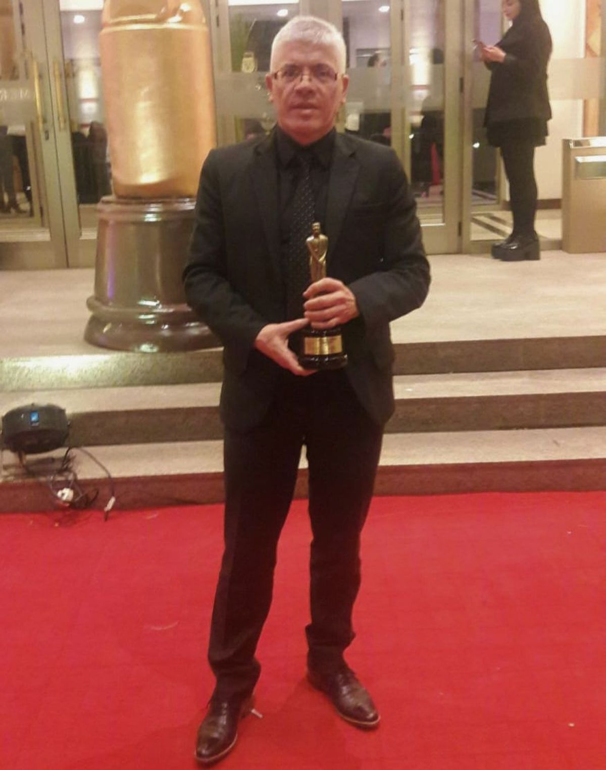 Daniel lleva 40 años trabajando como periodista. Y este libro es el primero que escribe. Daniel lleva 40 años trabajando como periodista. Y este libro es el primero que escribe.