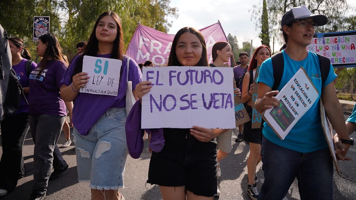 Estudiantes durante la tercera marcha federal universitaria. La UNCuyo convocó a la cuarta edición.
