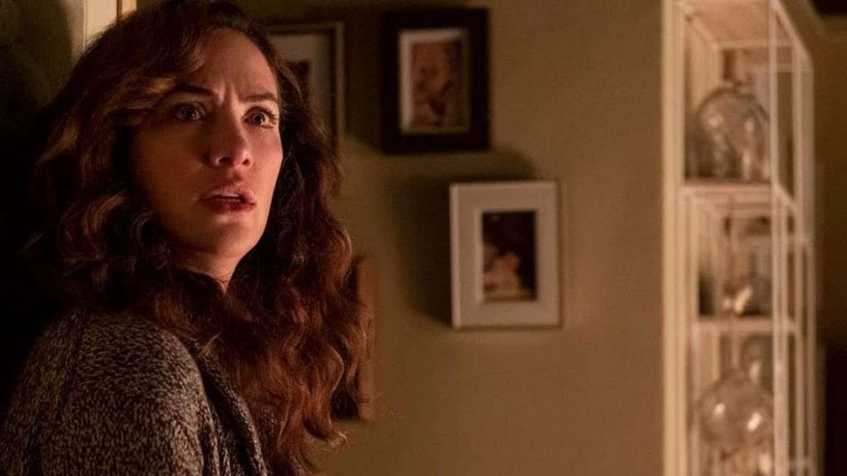 Kate Siegel interpreta a Jenn, una mujer que se somete a un hipnoterapeuta para cambiar su vida, pero termina en un juego psicológico con consecuencias fatales. Kate Siegel interpreta a Jenn, una mujer que se somete a un hipnoterapeuta para cambiar su vida, pero termina en un juego psicológico con consecuencias fatales.