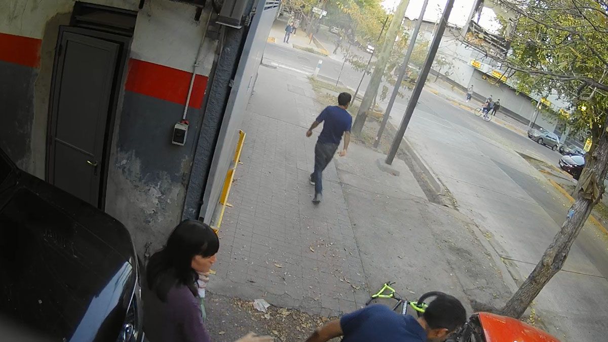 Luego de subirse a un auto para intentar escapar de un robo, el delincuente chocó y escapó. La imagen pertenece a una cámara de seguridad de calle Uruguay, en la zona de San José, Guaymallén.