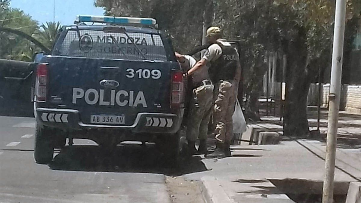 El gesto solidario que tuvieron dos policías con un abuelo en Mendoza